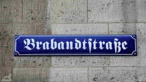 auf alt gemachtes Straßenschild in der Brabandtstraße, stilecht befestigt mit Kreuzschlitzschrauben