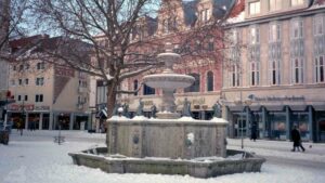 Kohlmarktbrunnen im Winter 1995 (die Firmen Bartles Schue und Noris Verbaucherbank gibt es nicht mehr)