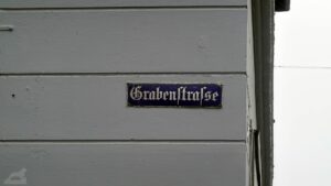 altes Emaille-Straßenschild in der Grabenstraße