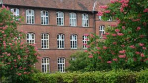 Edith-Stein-Schule zwischen blühenden Kastanienbäumen