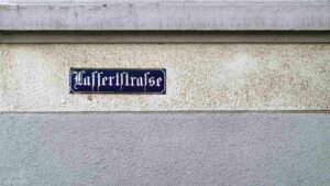 altes Emaille-Straßenschild in der Laffertstraße