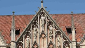Giebel der Martinikirche mit Heiligenfiguren