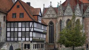 ehemaliges Rüniger Zollhaus und St. Martini am Altstadtmarkt