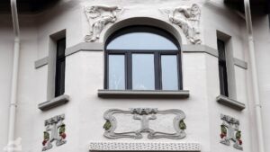 Jugendstilfassade in der Pestalozzistraße - bei der Restaurierung wurden die Köpfe beider Figuren über dem Fenster nicht wiederhergestellt