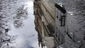 Haus zum Goldenen Stern und Haus Leuwenturm spiegelt sich in einer Pfütze