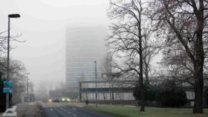 Konrad-Adenauer-Straße mit Verwaltungshochhaus der Braunschweiger Landessparkasse im Nebel