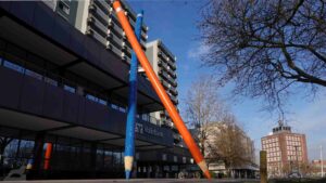 Bleistifte am Eingang der Volksbank am Berliner-Platz