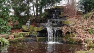 Tosender Wasserfall im Botanischen Garten