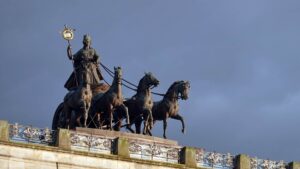 Die größte Quadriga in Europa mit nur einer Lenkerfigur - Brunonia auf dem Schloßdach