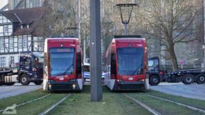 Karnevalsumzug "Schoduvel" 2025 - geparkte Straßenbahnen auf der Stobenstraße